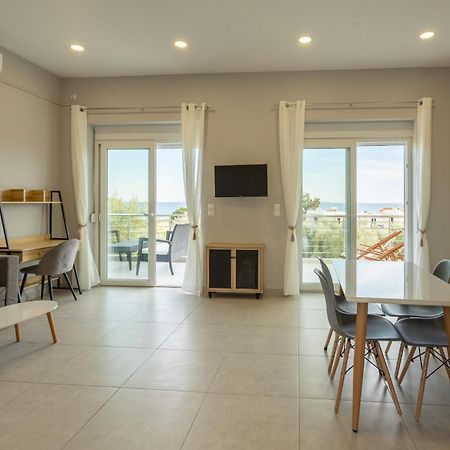 Blue Waves Luxury Suites By The Sea Plomari Ngoại thất bức ảnh