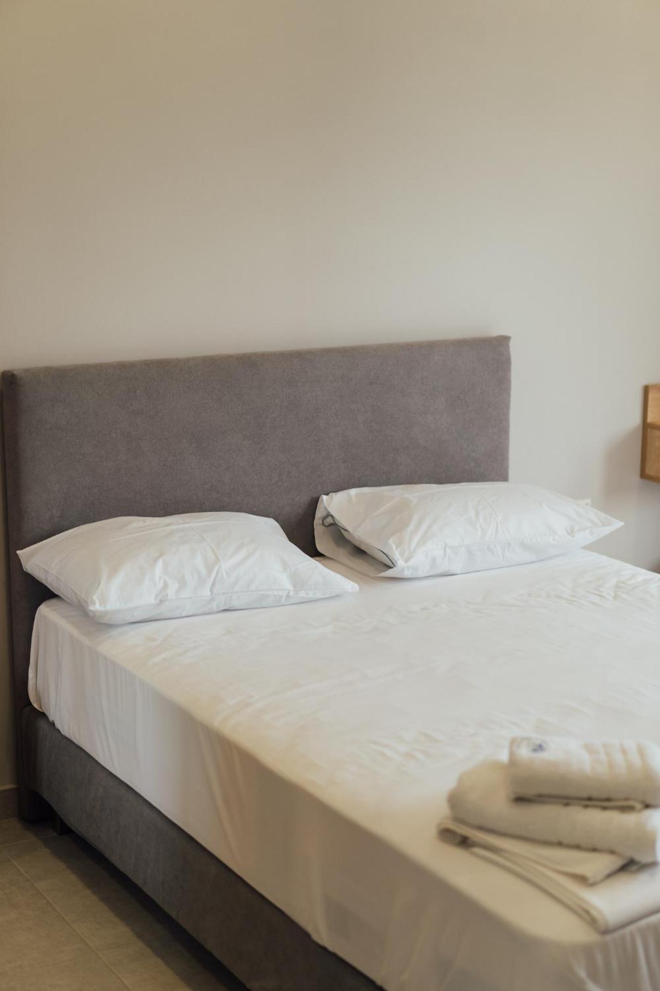 Blue Waves Luxury Suites By The Sea Plomari Ngoại thất bức ảnh