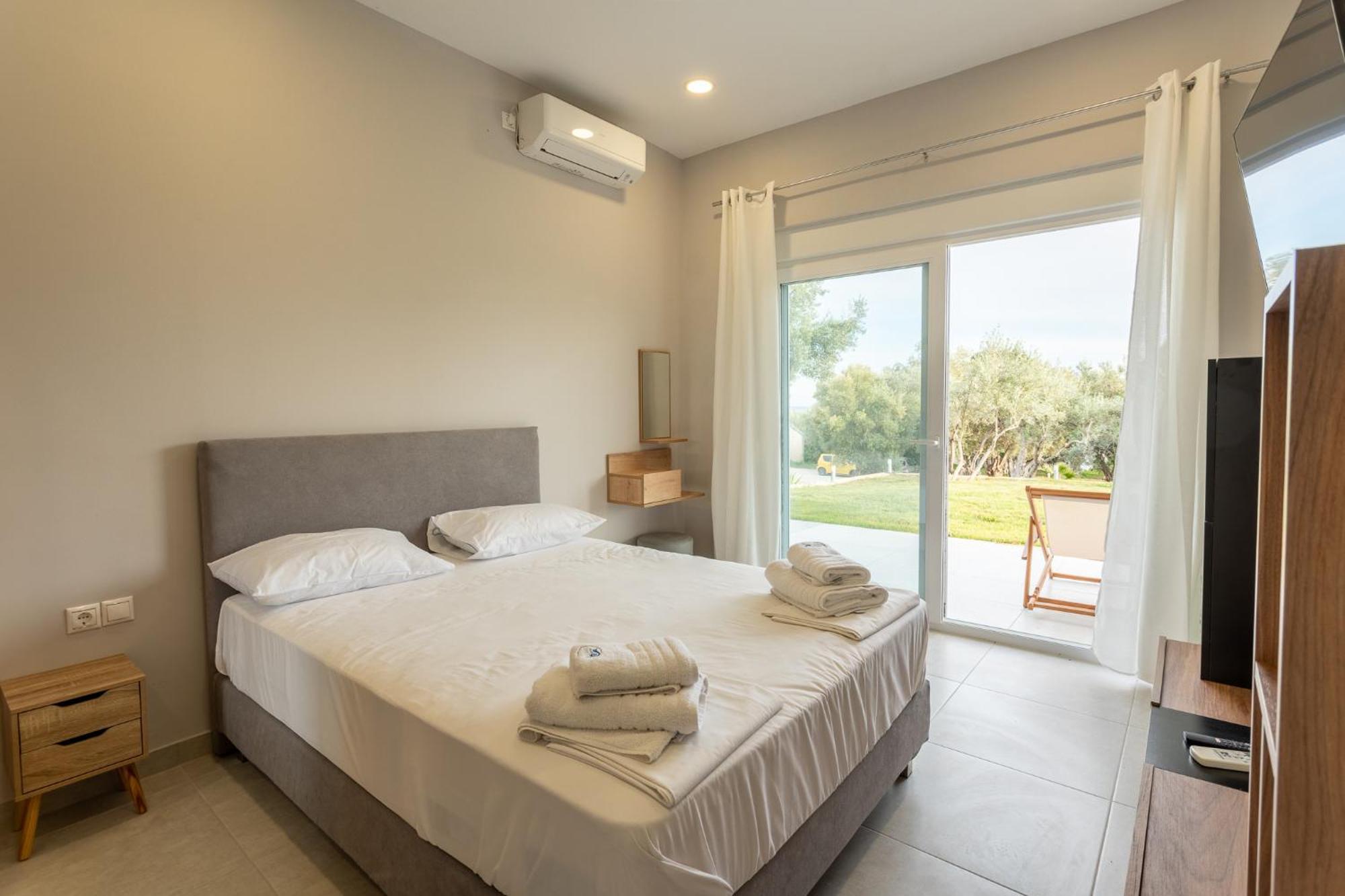 Blue Waves Luxury Suites By The Sea Plomari Ngoại thất bức ảnh
