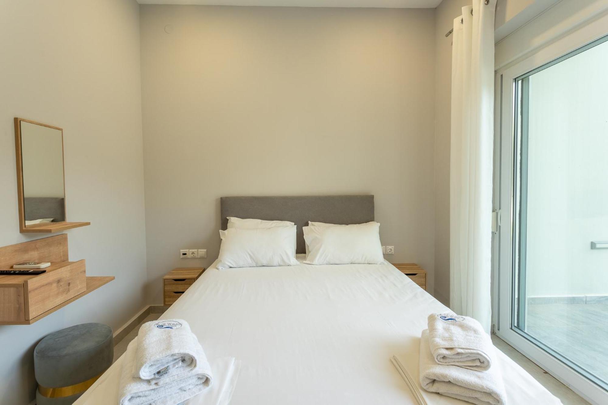 Blue Waves Luxury Suites By The Sea Plomari Ngoại thất bức ảnh