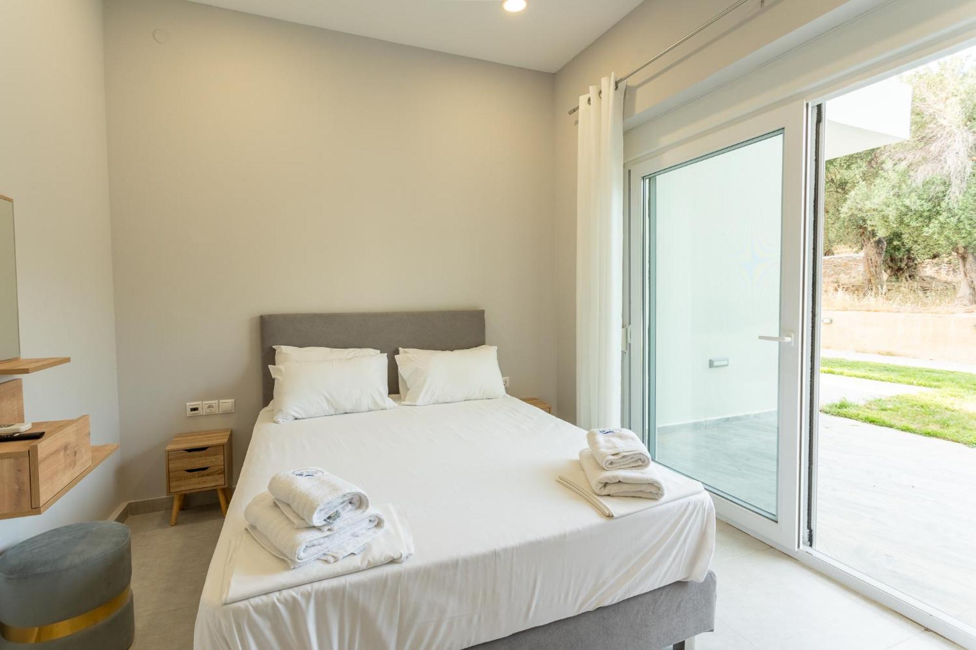 Blue Waves Luxury Suites By The Sea Plomari Ngoại thất bức ảnh