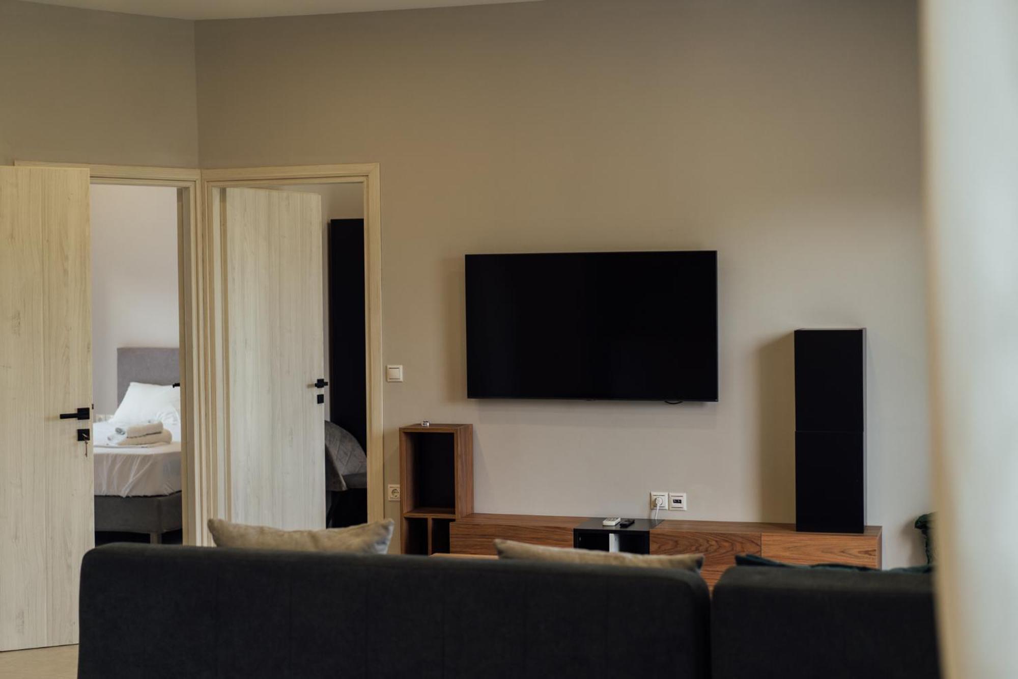 Blue Waves Luxury Suites By The Sea Plomari Ngoại thất bức ảnh