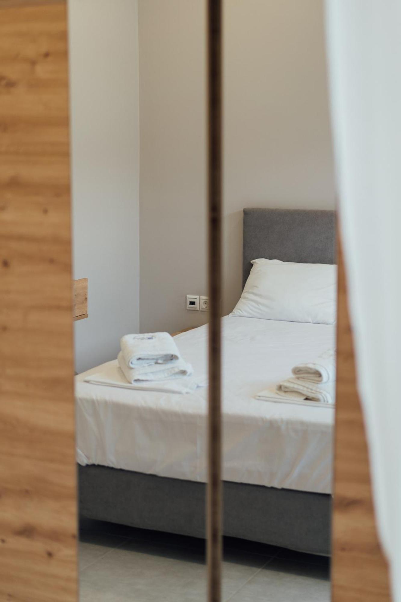 Blue Waves Luxury Suites By The Sea Plomari Ngoại thất bức ảnh