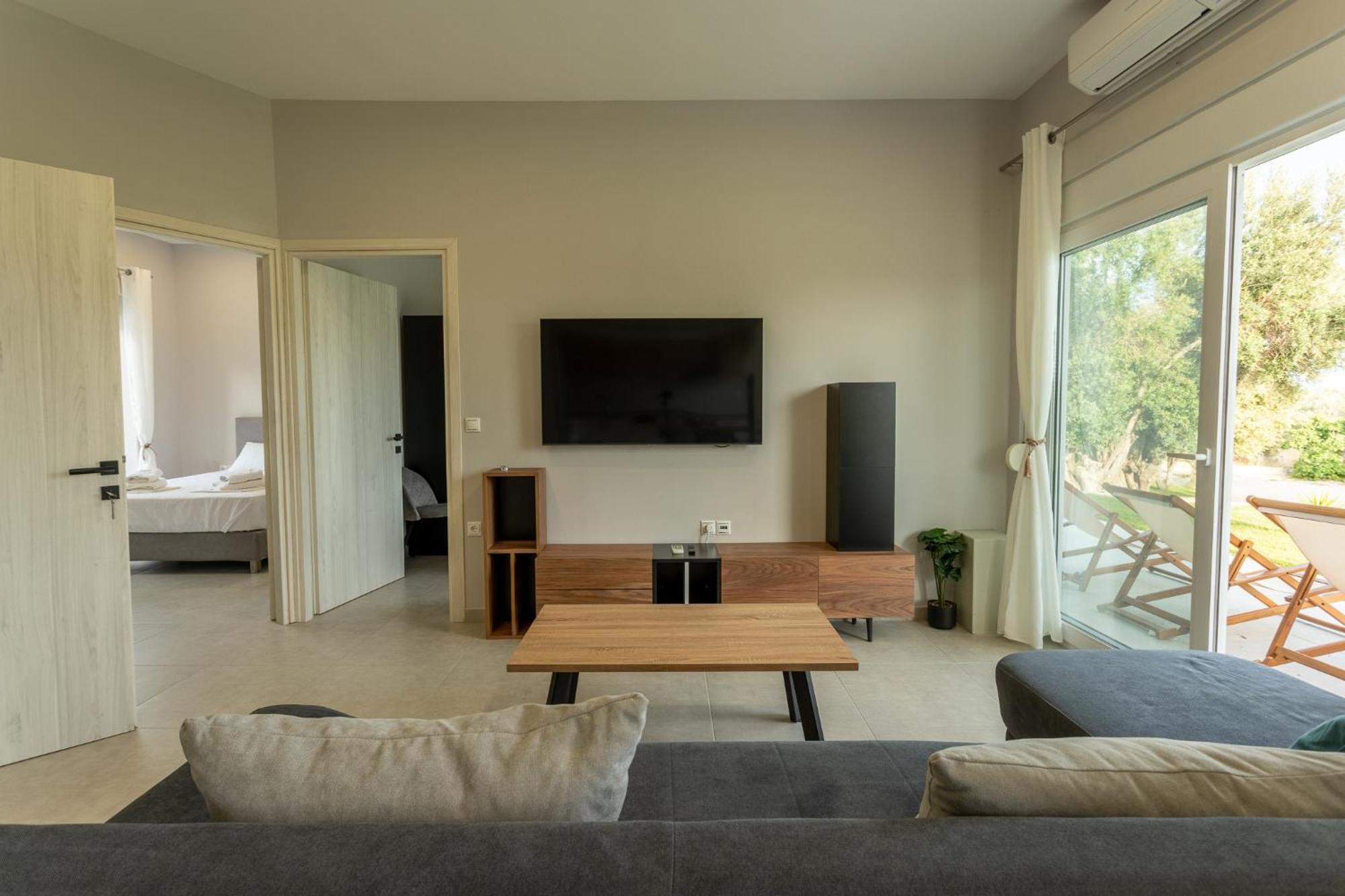 Blue Waves Luxury Suites By The Sea Plomari Ngoại thất bức ảnh