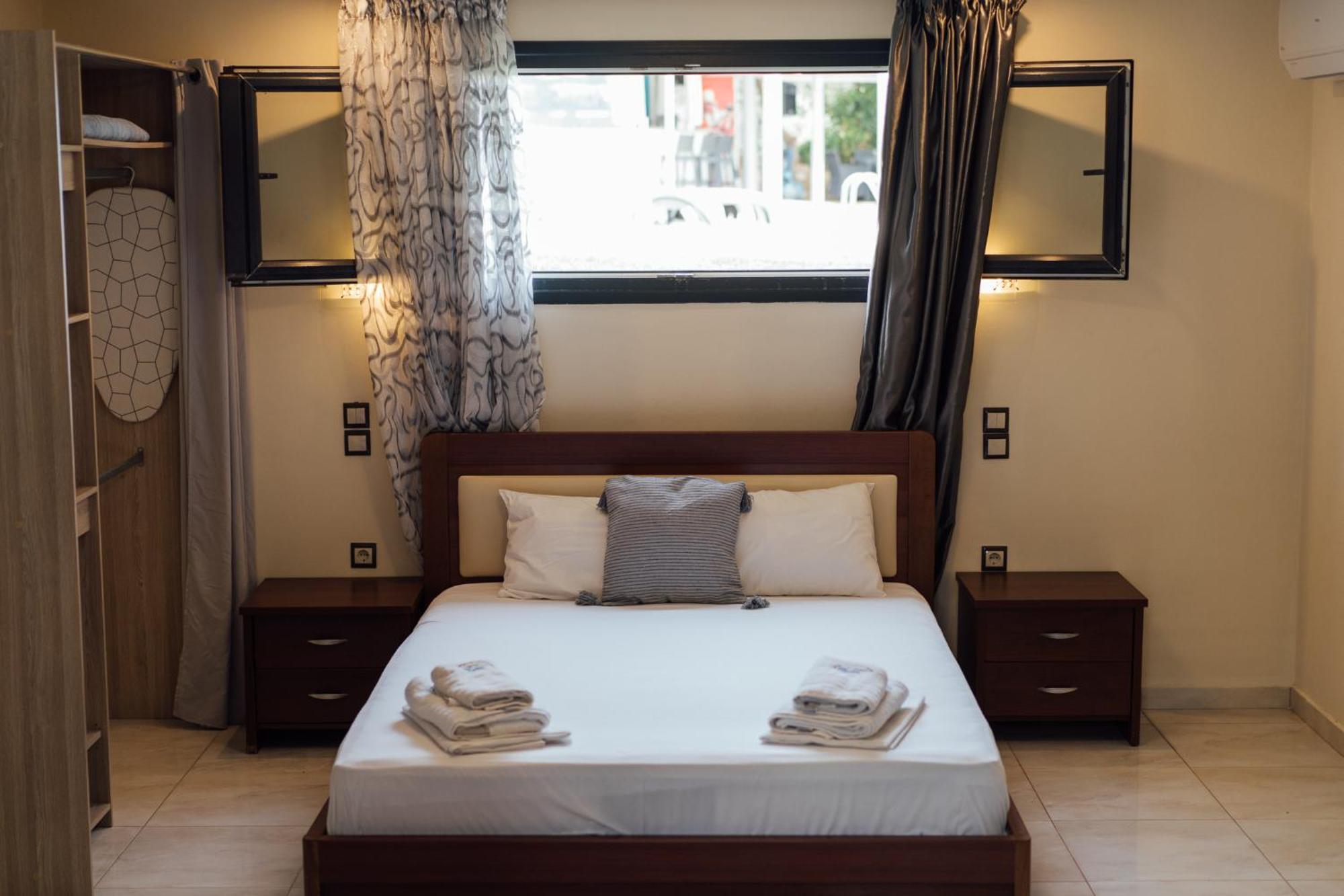 Blue Waves Luxury Suites By The Sea Plomari Ngoại thất bức ảnh