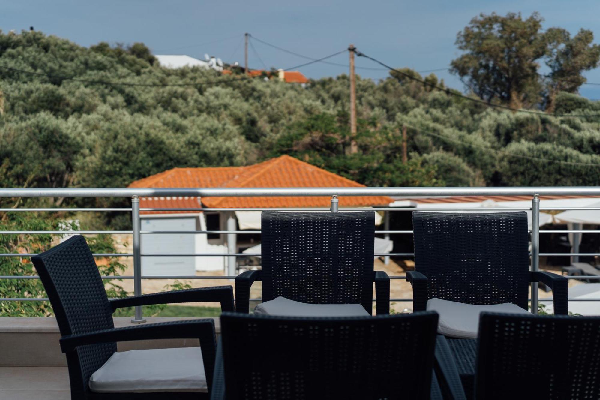 Blue Waves Luxury Suites By The Sea Plomari Ngoại thất bức ảnh