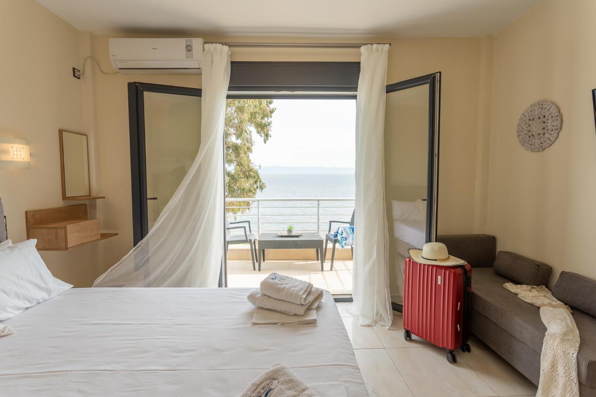 Blue Waves Luxury Suites By The Sea Plomari Ngoại thất bức ảnh