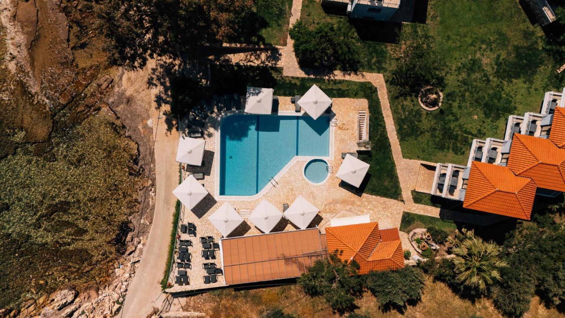 Blue Waves Luxury Suites By The Sea Plomari Ngoại thất bức ảnh