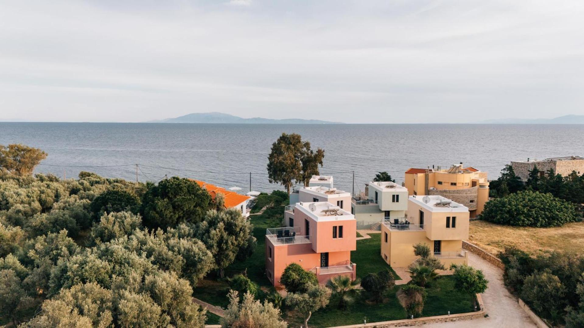Blue Waves Luxury Suites By The Sea Plomari Ngoại thất bức ảnh