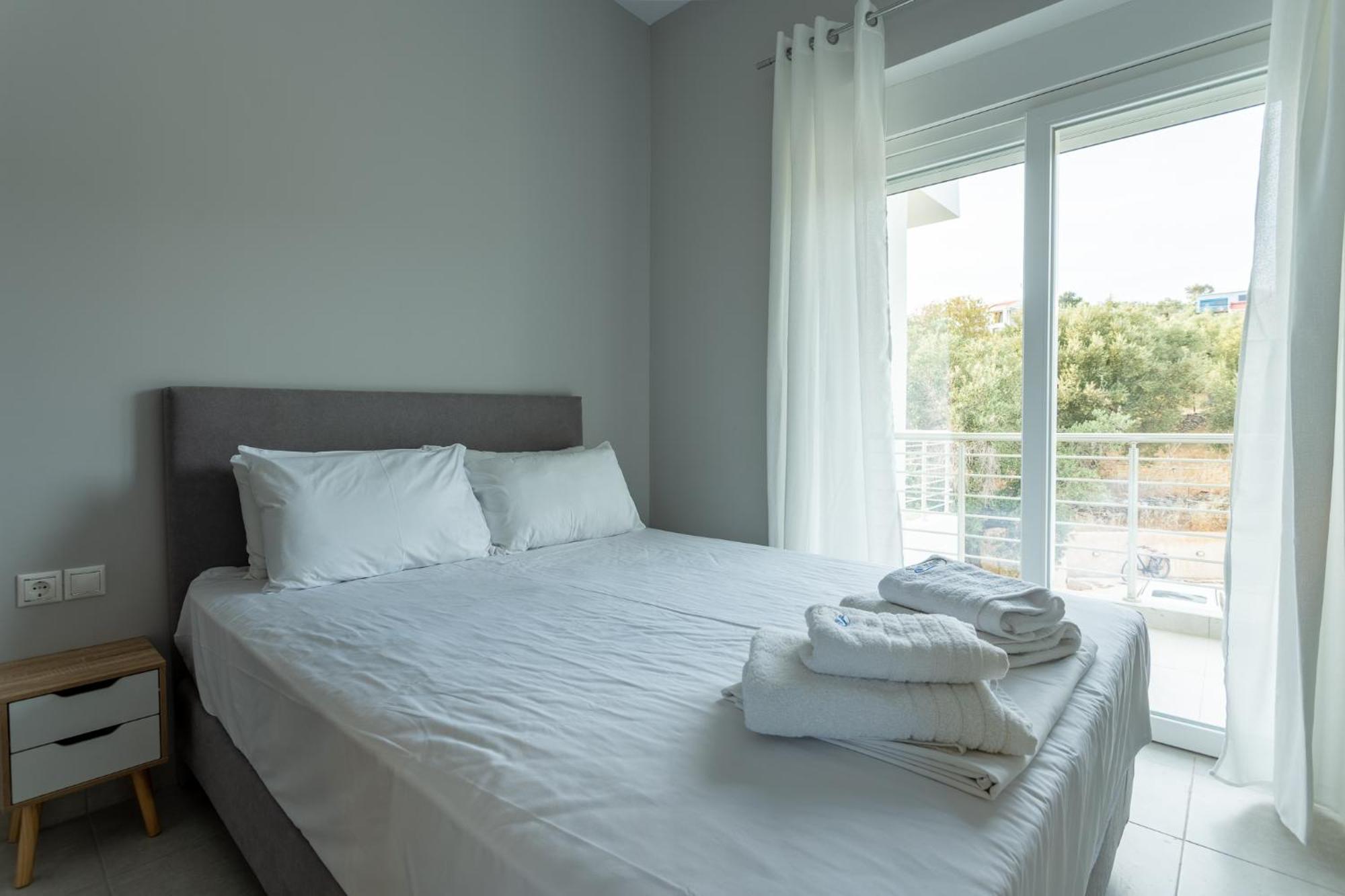 Blue Waves Luxury Suites By The Sea Plomari Ngoại thất bức ảnh